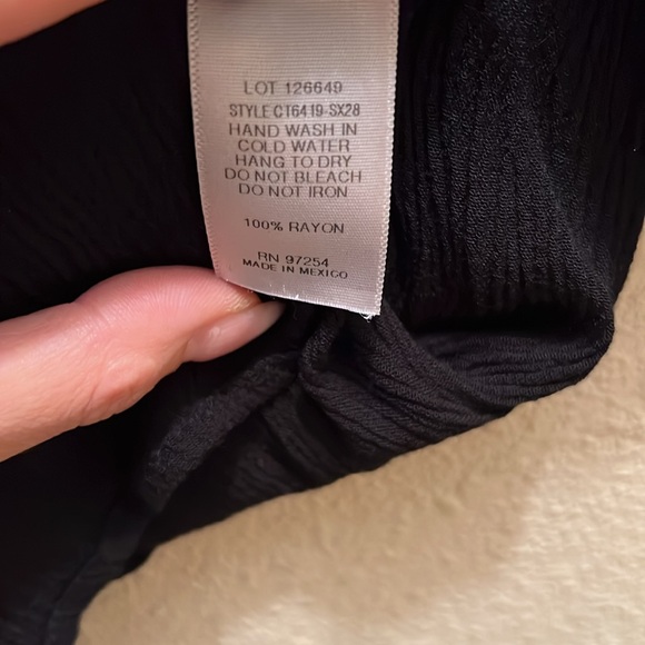 Black Cold Shoulder flowy loose crop tank - Picture 5 of 6